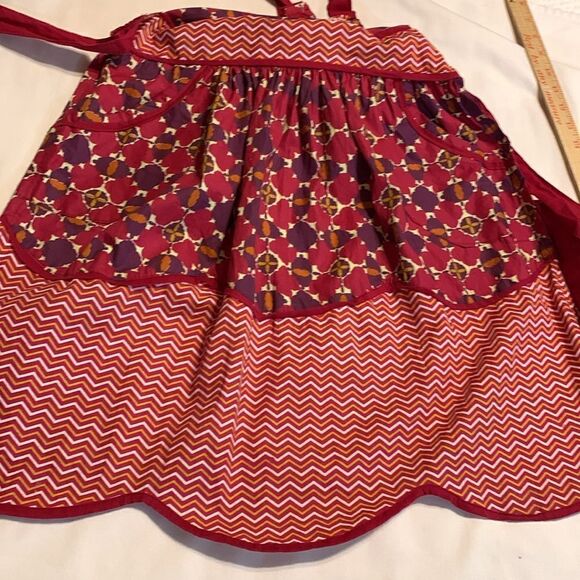 Simply Envogue pocketed apron with scalloped bottom.  See all photos - Picture 2 of 10